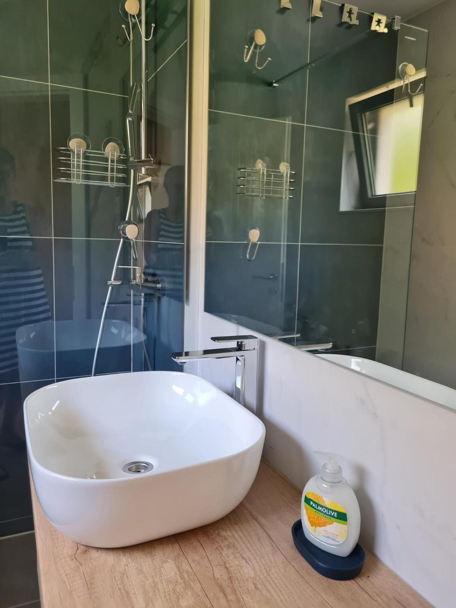 Beachfront Comfort Apartments Sinajko Podgora Bilik gambar