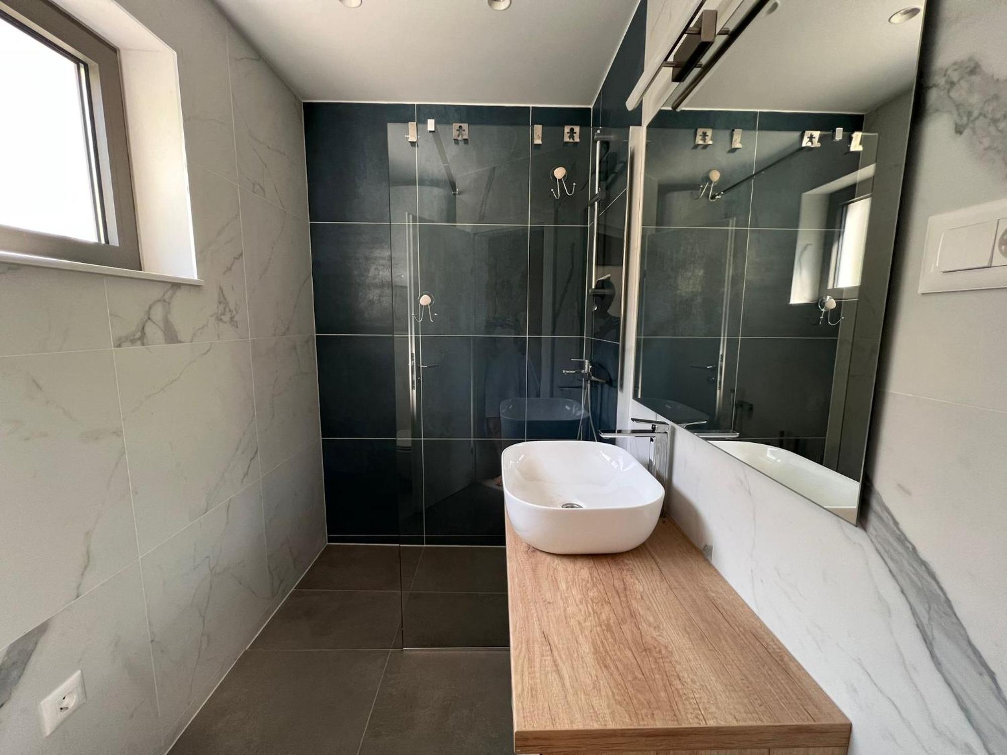 Beachfront Comfort Apartments Sinajko Podgora Bilik gambar